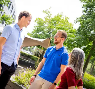 Drie studenten CHE buiten 3
