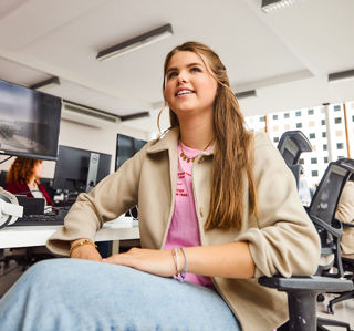 VT vrouw in computerlokaal